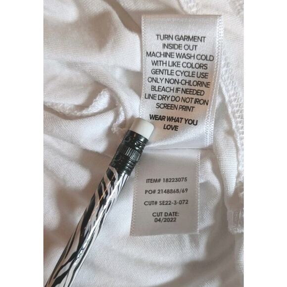 Torrid Perfect Tee Super Soft Iridescent Lips White 4 / 4X / 26 - Picture 9 of 10